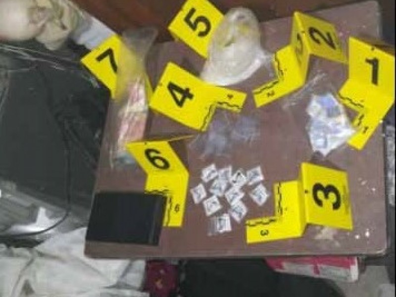 Tras cateo detienen a dos personas y aseguran droga