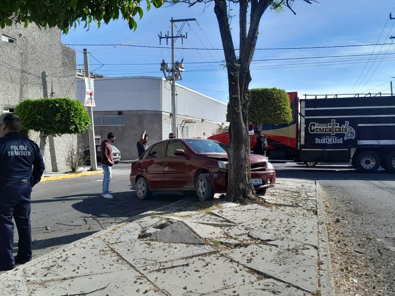 Tras choque auto termina sobre el camellón