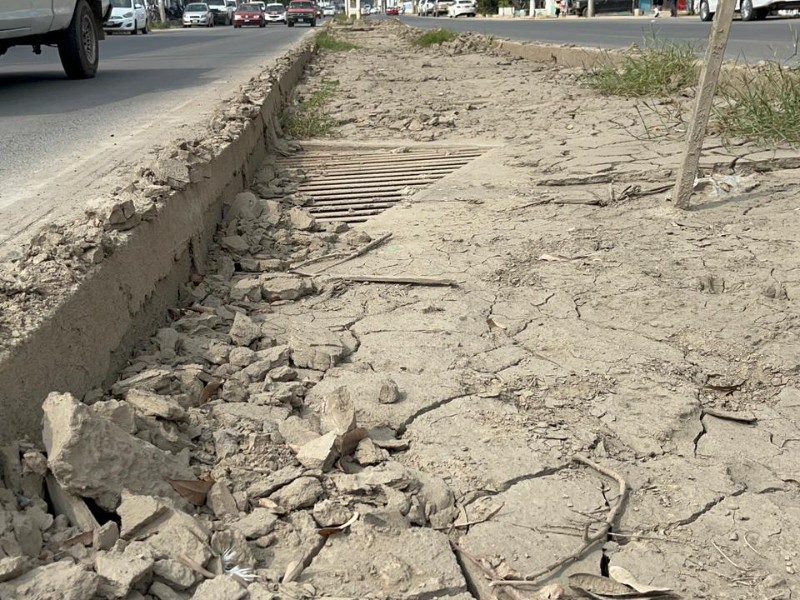 Tras contingencia, lodo persiste en camellones de Cuauhtémoc