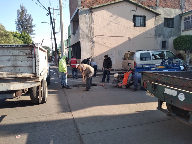 Tras denuncia, atienden escurrimiento de aguas residuales en colonia zamorana