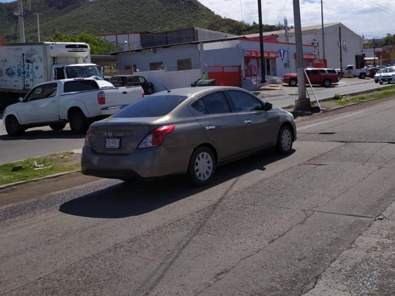 Tras denuncia de taxistas detienen a chofer de Uber