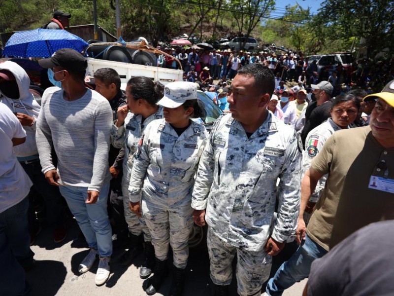 Tras diálogo liberan carretera y funcionarios, además devuelven vehículo robado