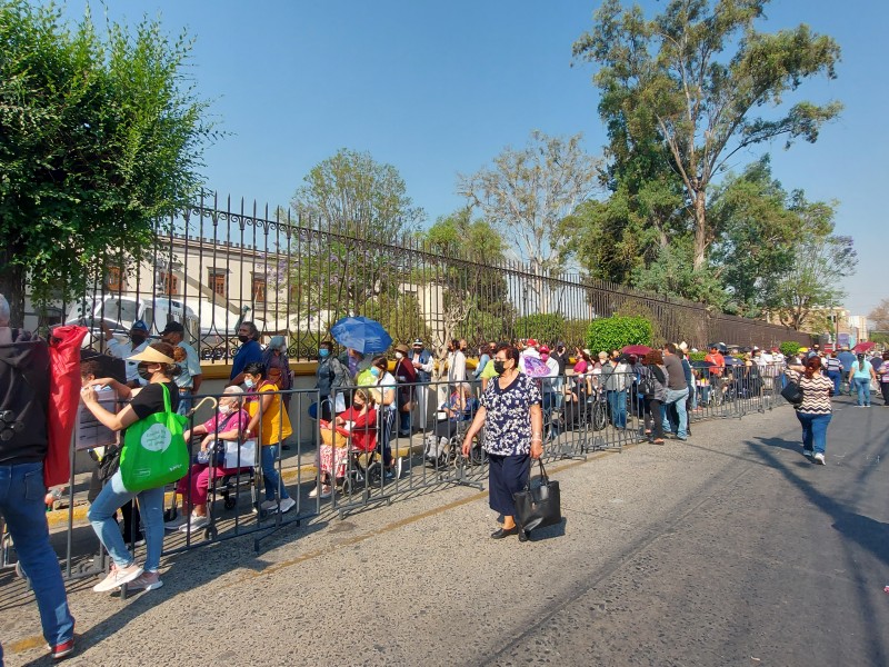 Tras diez horas para vacunarse, regresa hoy con su madre