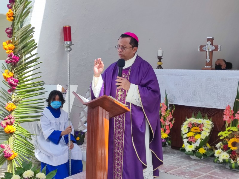 Tras dos años, celebraron misas en panteones de Tuxpan