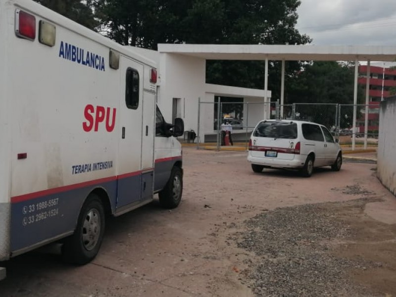 Tras espera, ingresan a paciente externo al Hospital Ángel Leaño