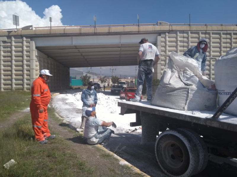 Tras esquivar moto, tráiler tira carga