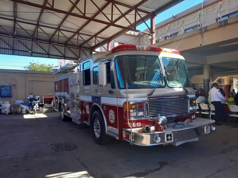 Tras fuerte incendio, entregan mejores equipos a Bomberos