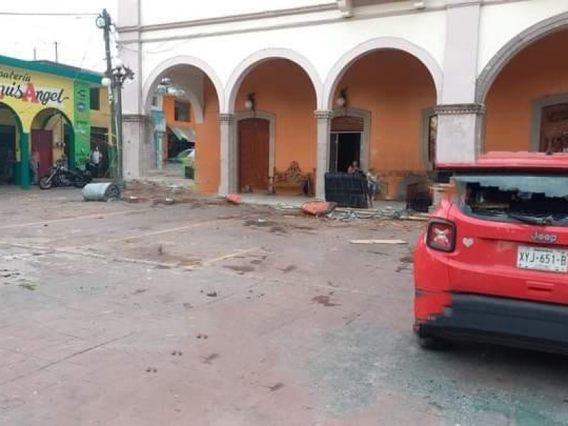 Tras fuerte vientos, lona deja daños materiales en Hueytamalco