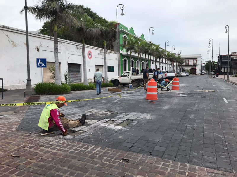 Tras hoyos arreglan calle Gómez Farías en Veracruz