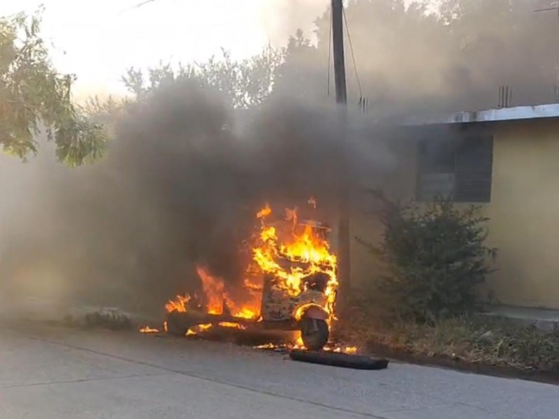 Tras incendiarse se consume totalmente un mototaxi en Juchitán