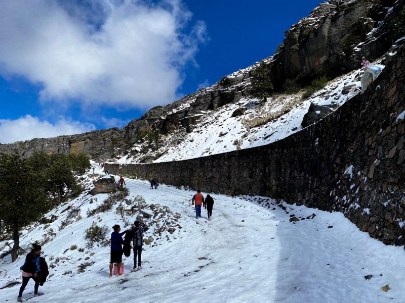 Tras intensa nevada, restringen acceso con vehículos al Cofre