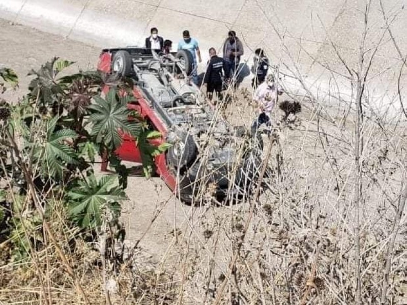 Tras intento de asalto, queda camioneta en drenaje de Tecali