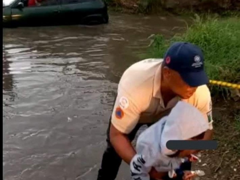 Tras lluvia, arroyo arrastra automóvil en León