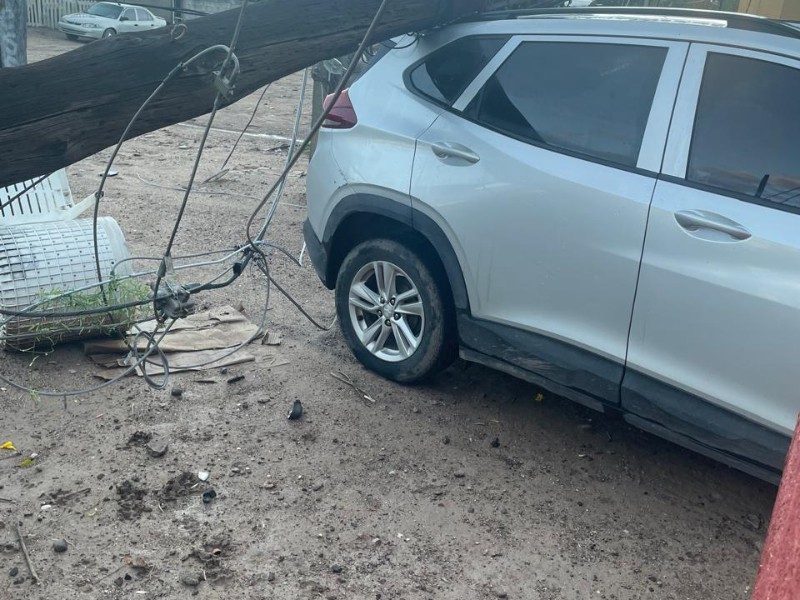 Tras lluvia poste cae sobre auto en Empalme