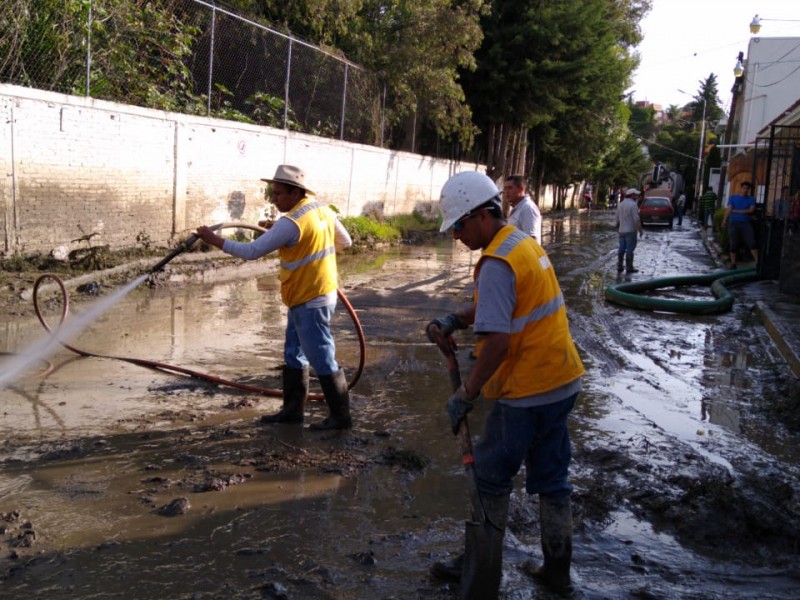 Tras lluvias, realizan desazolve en colonia La Hacienda