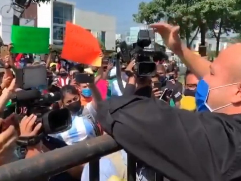 Tras manifestación, dialoga el gobernador con miembros de clubes unidos