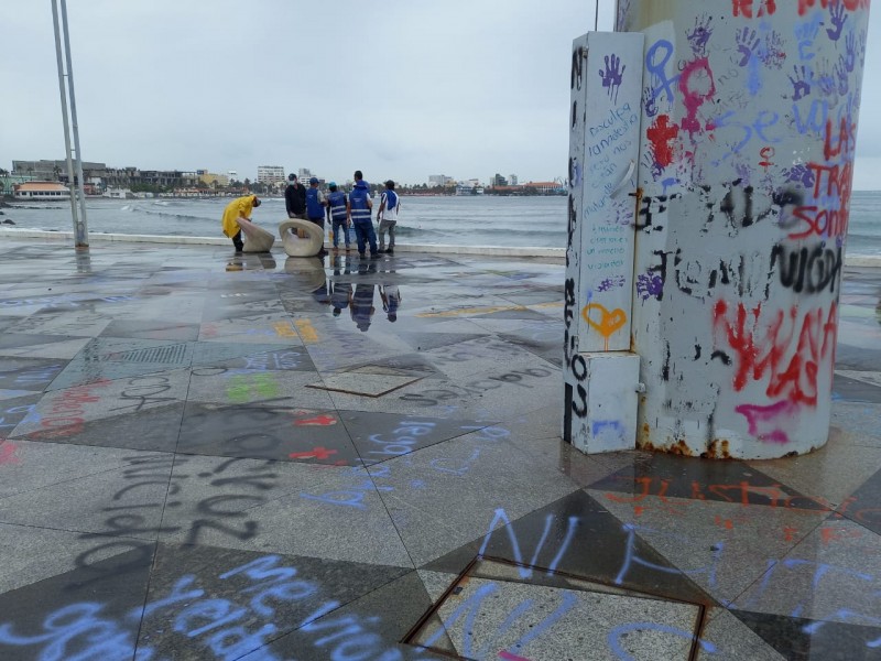Tras manifestación, limpian pintas en la plaza de la Soberanía