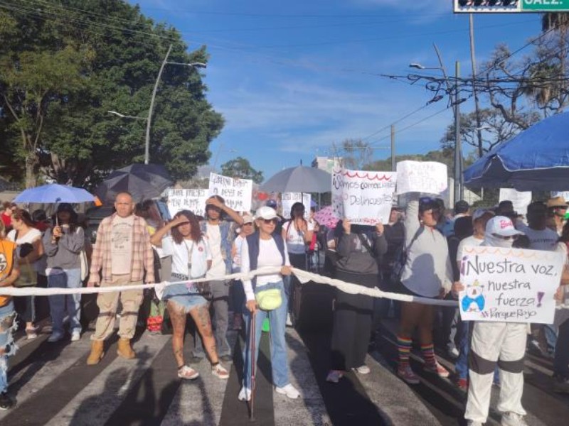 Tras manifestaciones, reubican a 150 comerciantes del Parque Rojo
