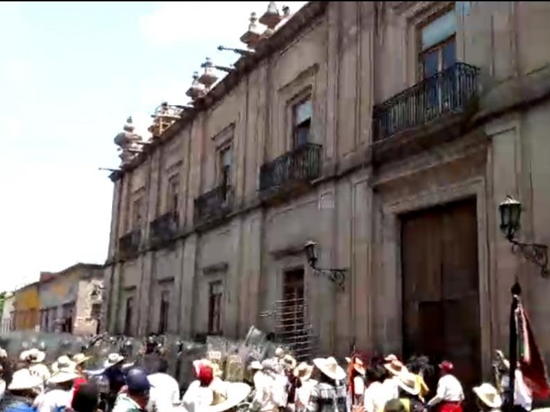 Tras marcha chocan comuneros de Arantepacua y policías