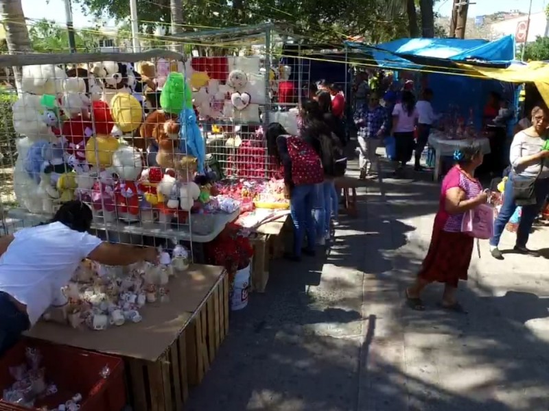 Tras marcha, comerciantes acuerdan instalarse en el Parque