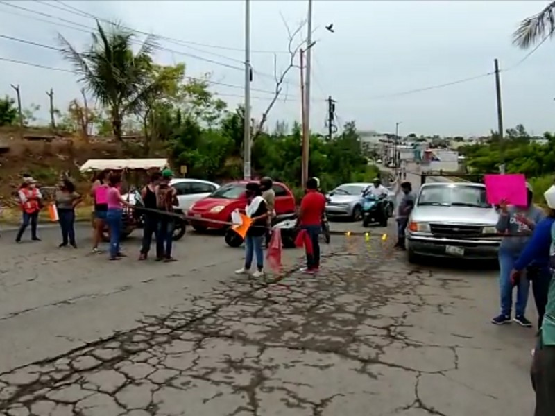 Tras múltiples apagones bloquean puente vecinos de Lomas 4