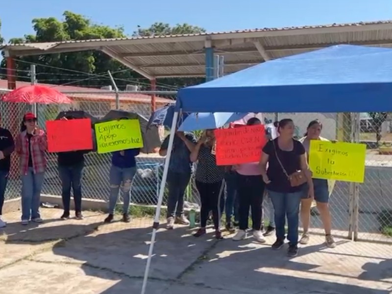 Tras no ser atendidos toman nuevamente preescolar Gilberto Owen en El Varal