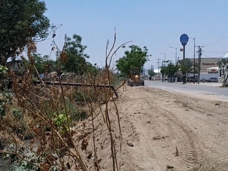 Tras presión de vecinos mandan maquinaria a limpiar dren