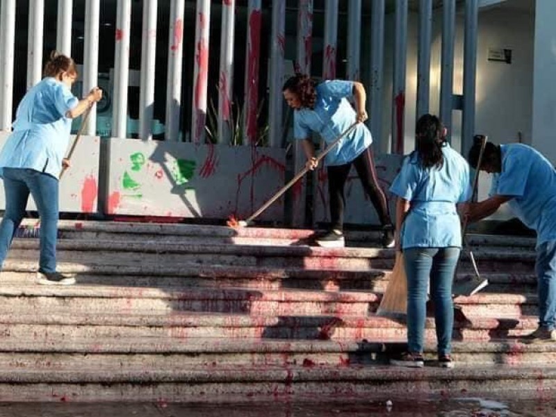 Tras protesta amanecen pintados monumentos y dependencias