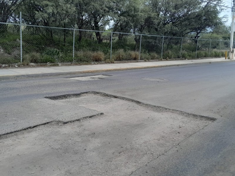 Tras queja se presenta cuadrilla a concluir bacheo en avenida de la Juventud