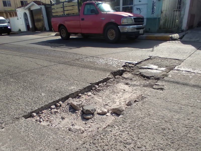 Tras reparación de drenaje sanitario, se formó peligroso bache