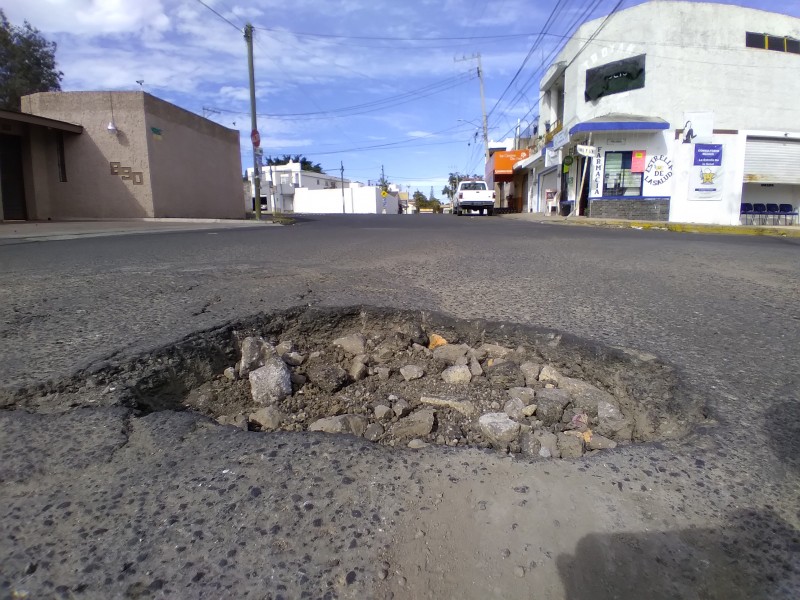 Tras reparación, SIAPA deja bache en calle Acacia