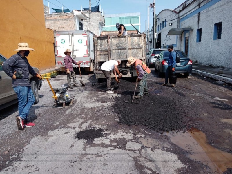 Tras reporte ciudadano, atiende autoridad baches en calle Magnolia