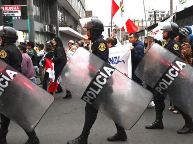 Tras represión de manifestantes, Perú da de baja 15 generales