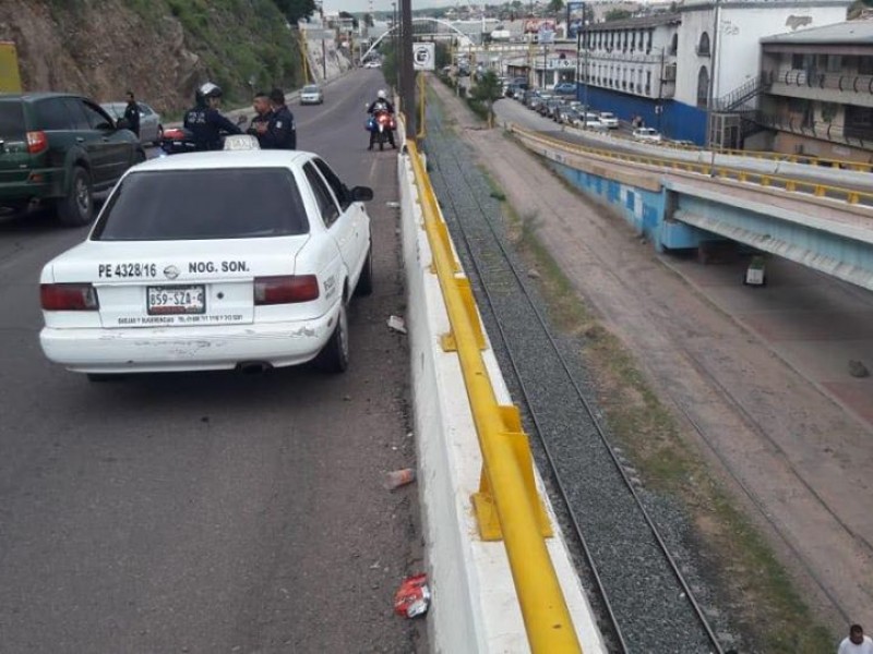 Tras riña lo arrojan desde un puente