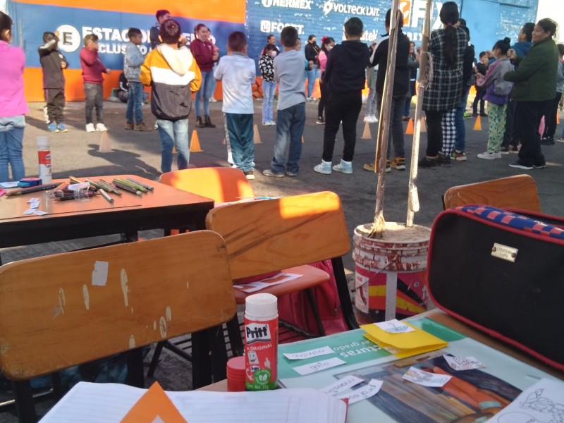 Tras sismo, improvisan escuela en las calles de Zamora