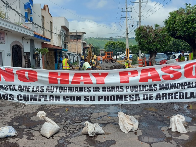 Tras un año reparan calle Tacubaya, pero siguen los problemas