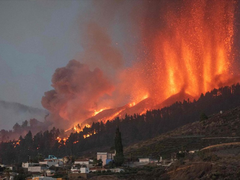 Tras un mes, erupción en La Palma continúa siendo fuerte