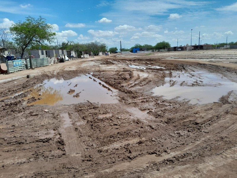 Tras una semana, apenas se recupera Paredoncito de lluvias