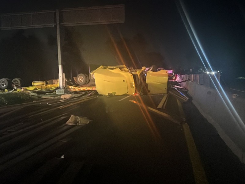 Tras volcadura de tráiler liberan carretera