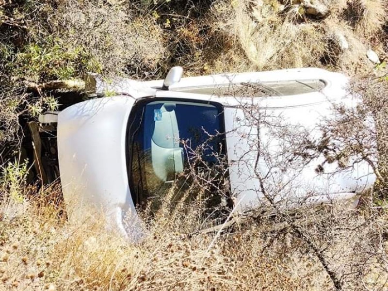 Tras volcadura, el conductor se da a la fuga