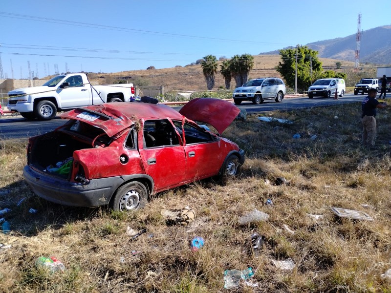 Tras volcadura sobre Carretera a Nogales muere bebé