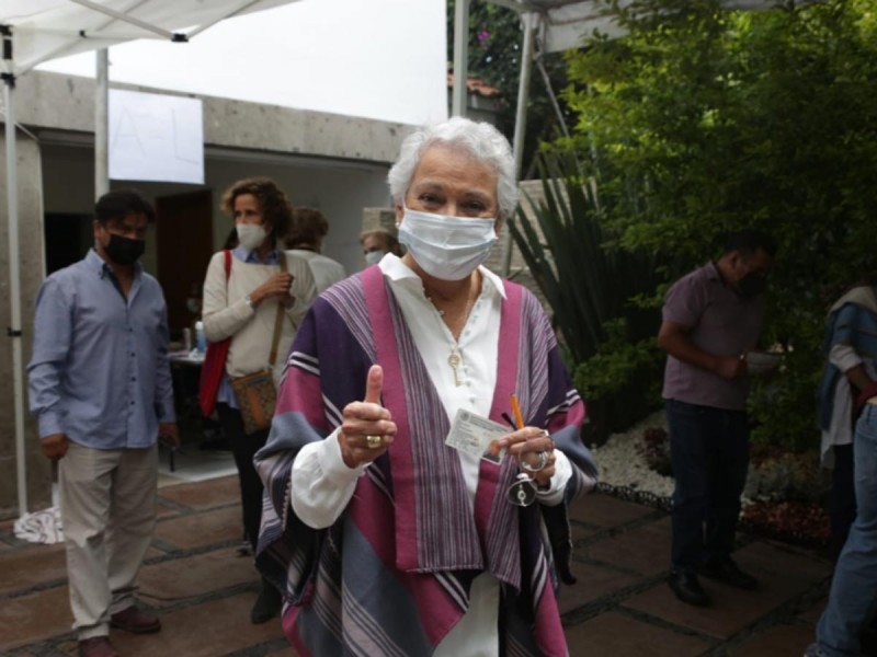 Tras votar, Olga Sánchez Cordero felicitó al INE