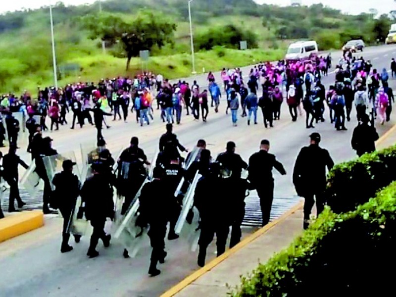 Trasladan a 2 detenidos por enfrentamientos contra normalistas