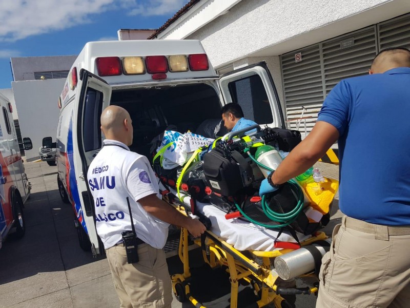 Trasladan a Guadalajara a dos lesionados en camionazo