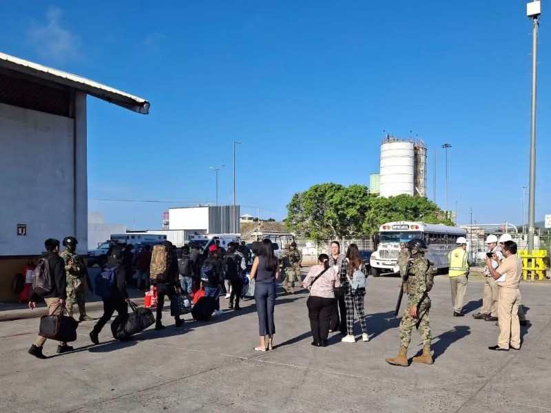 Trasladan a Mazatlán a jóvenes rescatados en Topolobampo