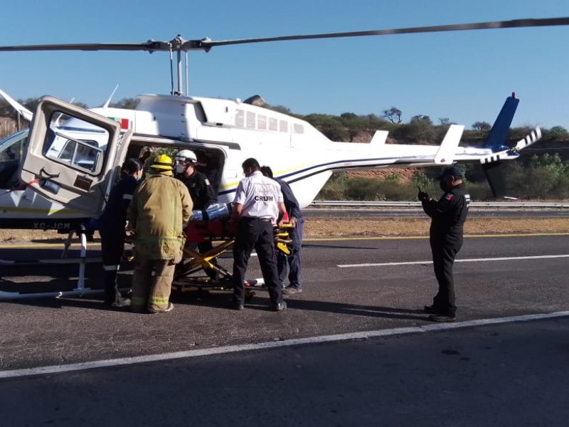 Trasladan a mujer y menor tras accidente en la Occidente