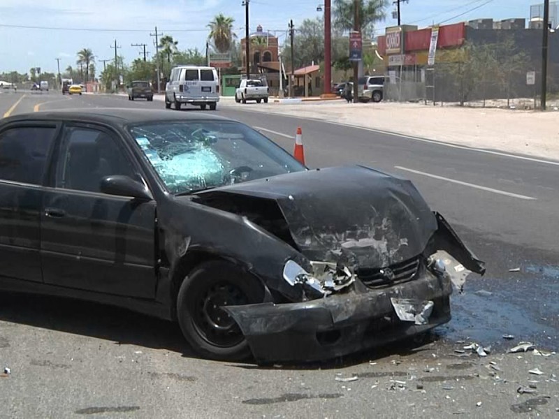 Trasladan a mujer en vehículo particular por falta de ambulancias