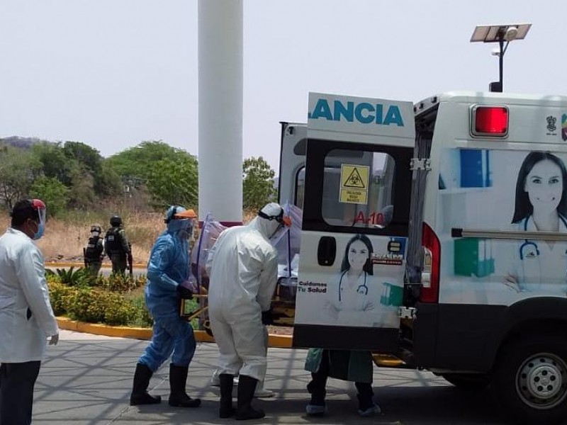 Trasladan dos pacientes contagiados con COVID-19 a Morelia