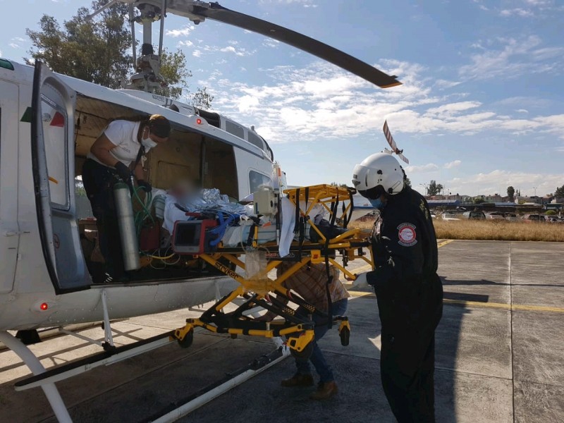 Trasladan en ambulancia aérea a menor de edad