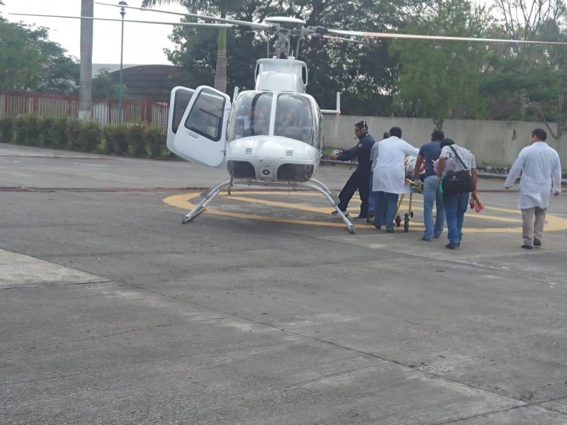 Trasladan en helicóptero a paciente por emergencia